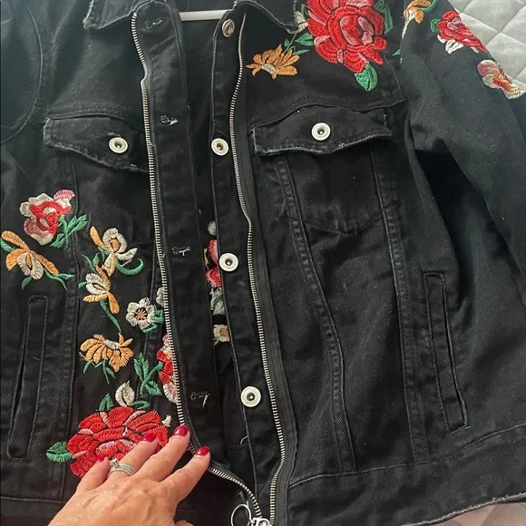 Zara Black Denim Jacket with Red Floral Embroidery Western concert vibes - Picture 2 of 8